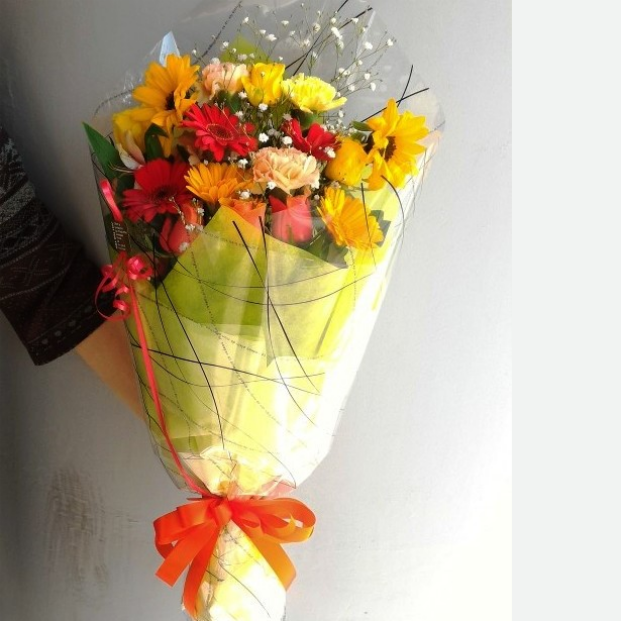 季節のお花たっぷりおまかせ長い形の花束 季節のお花たっぷりおまかせ長い形の花束