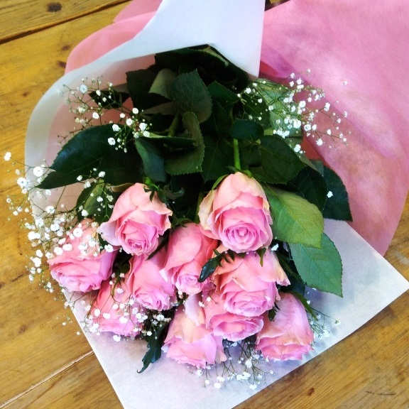ピンク系の薔薇とかすみ草の花束 ピンク系の薔薇とかすみ草の花束